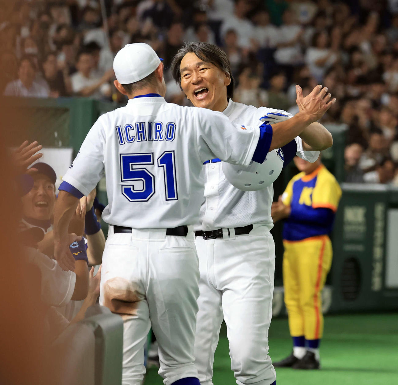 高校野球女子選抜対イチロー選抜　8回裏イチロー選抜2死一、三塁、松井秀喜氏（右）は右越え3点本塁打を放ち、出迎えたイチロー氏と笑顔で抱擁（撮影・浅見桂子）