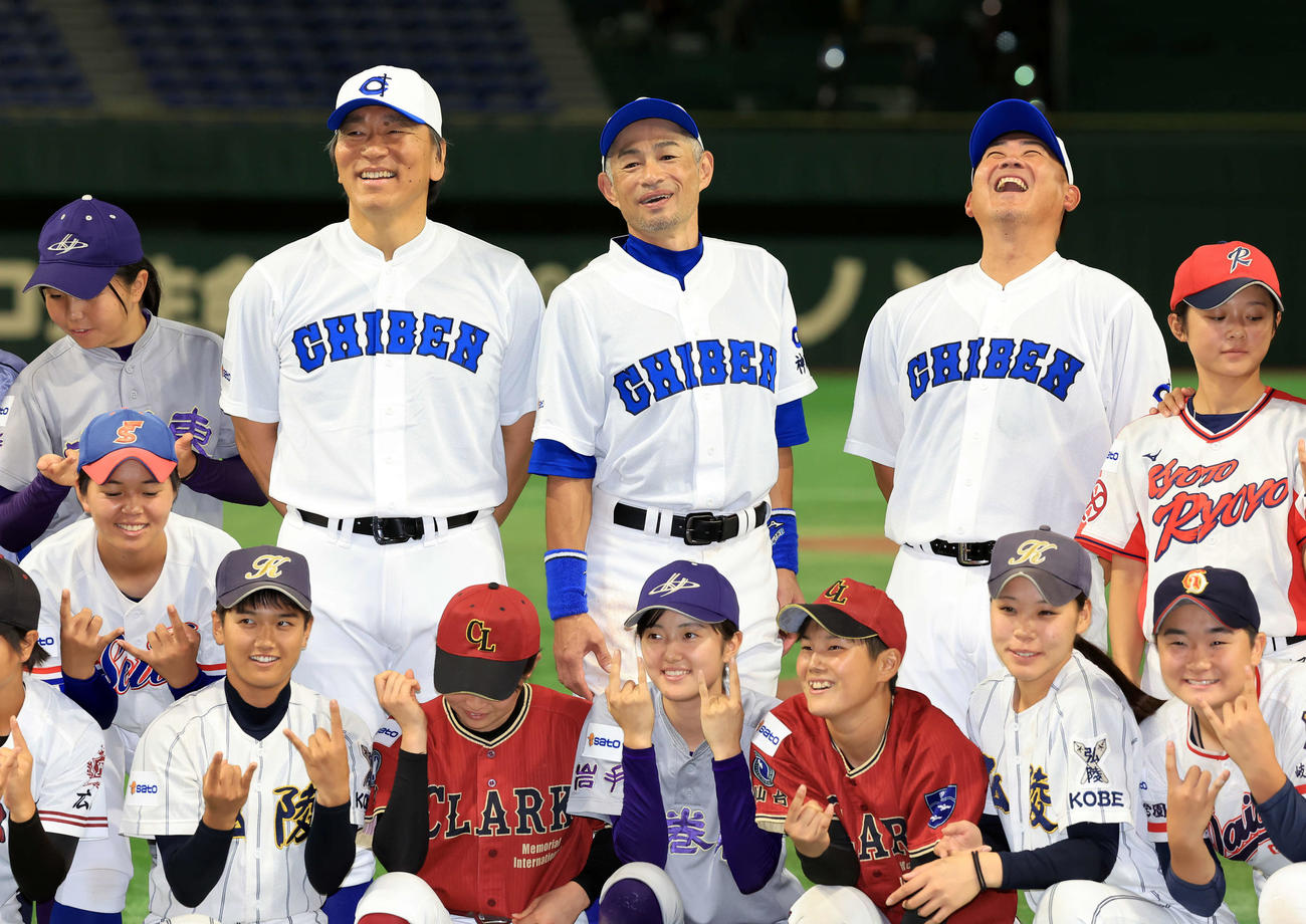 高校野球女子選抜対イチロー選抜　試合後、女子選抜チームと笑顔で記念撮影する松井秀喜氏（左）、イチロー氏（中央）、松坂大輔氏（撮影・浅見桂子）