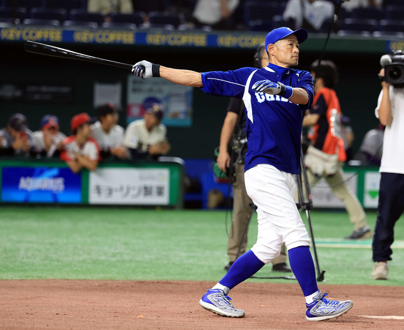 イチロー選抜対高校野球女子選抜　練習でノッを打つイチロー氏（撮影・浅見桂子）