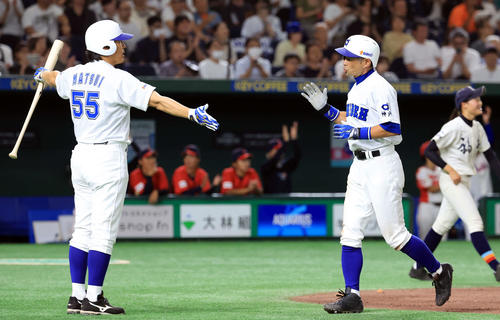 高校野球女子選抜対イチロー選抜　4回裏イチロー選抜無死一、三塁、松坂大輔氏の犠飛で生還したイチロー氏（右）は松井秀喜氏とハイタッチ（撮影・浅見桂子）