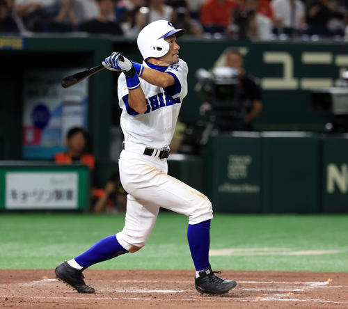 高校野球女子選抜対イチロー選抜　4回裏イチロー選抜無死、イチロー氏は右中間二塁打を放つ（撮影・浅見桂子）