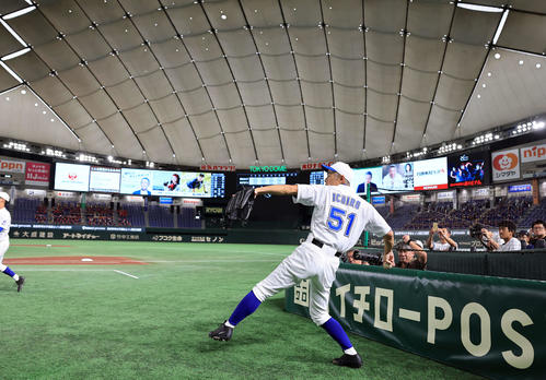 高校野球女子選抜対イチロー選抜　1回表高校野球女子選抜の攻撃前、ベンチ前でキャッチボールするイチロー氏（撮影・浅見桂子）