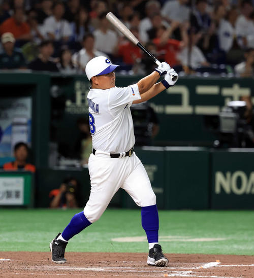 高校野球女子選抜対イチロー選抜　8回裏イチロー選抜2死一、三塁、松坂大輔氏は右適時打を放つ（撮影・浅見桂子）