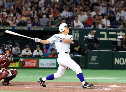高校野球女子選抜対イチロー選抜　8回裏イチロー選抜2死一、三塁、松井秀喜氏は右越え3点本塁打を放つ（撮影・浅見桂子）
