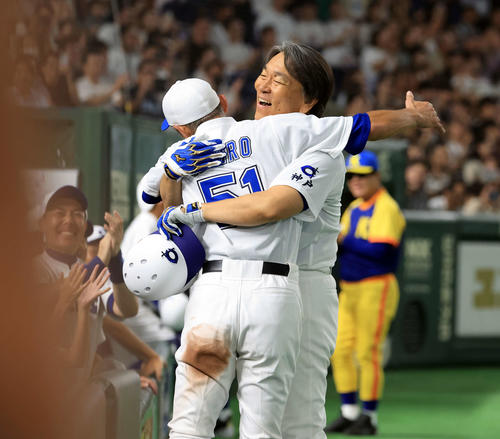 高校野球女子選抜対イチロー選抜　8回裏イチロー選抜2死一、三塁、松井秀喜氏（右）は右越え3点本塁打を放ち、出迎えたイチロー氏と笑顔で抱擁（撮影・浅見桂子）
