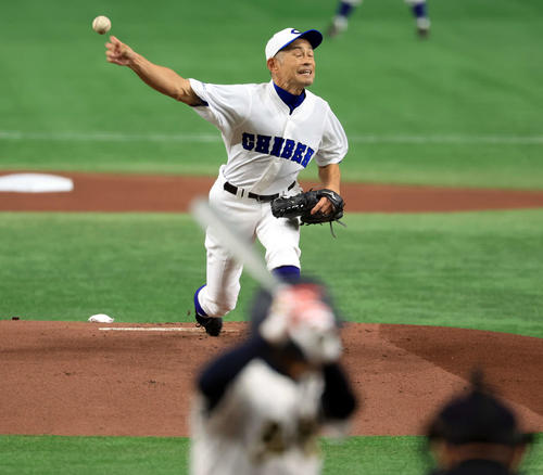 高校野球女子選抜対イチロー選抜　1回表高校野球女子選抜の攻撃で、投げ込むイチロー氏（撮影・浅見桂子）