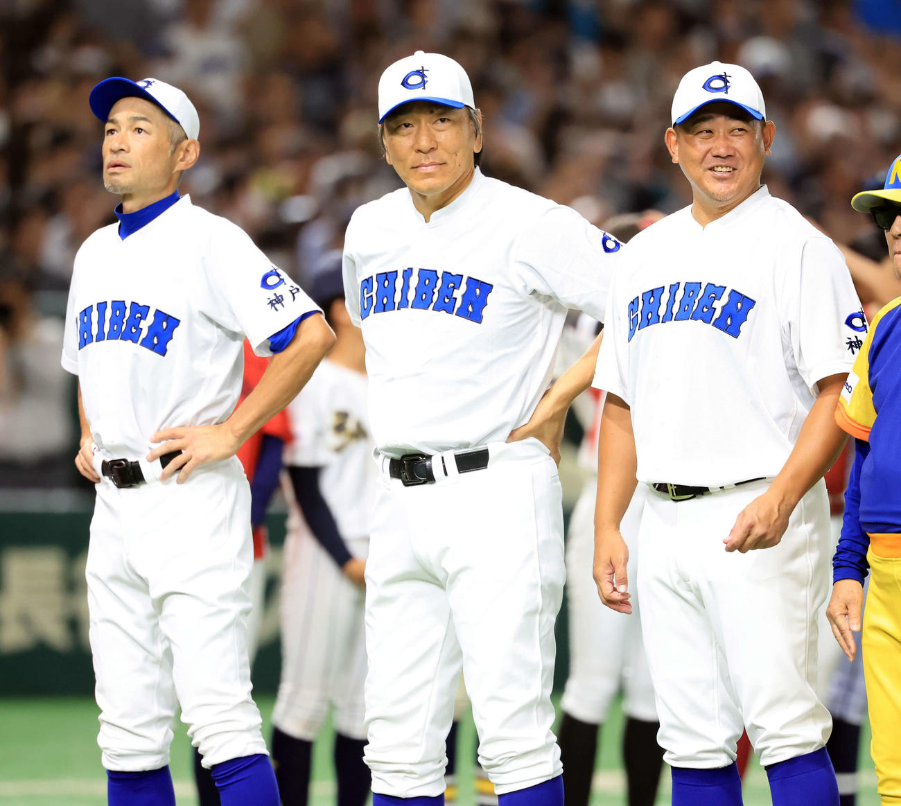 高校野球女子選抜対イチロー選抜　試合前セレモニーで整列するイチロー氏（左）、松井秀喜氏（中央）、松坂大輔氏（撮影・浅見桂子）