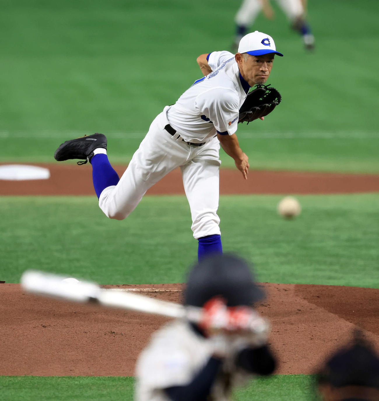 高校野球女子選抜対イチロー選抜　1回表高校野球女子選抜の攻撃で、投げ込むイチロー氏（撮影・浅見桂子）