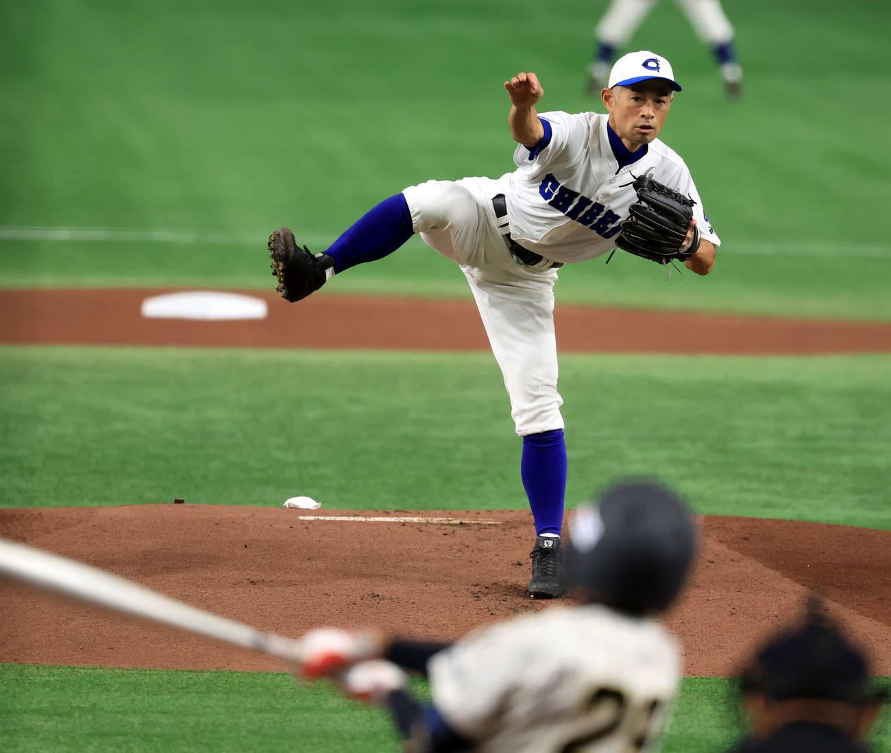 高校野球女子選抜対イチロー選抜　1回表高校野球女子選抜の攻撃で、投げ込むイチロー氏（撮影・浅見桂子）