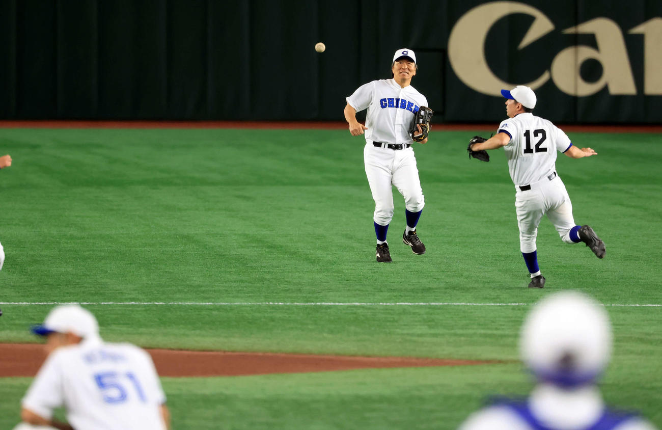 高校野球女子選抜対イチロー選抜　1回表高校野球女子選抜1死三塁、山下の打球を追った松井秀喜氏（奥）だが捕れず適時打にする（撮影・浅見桂子）
