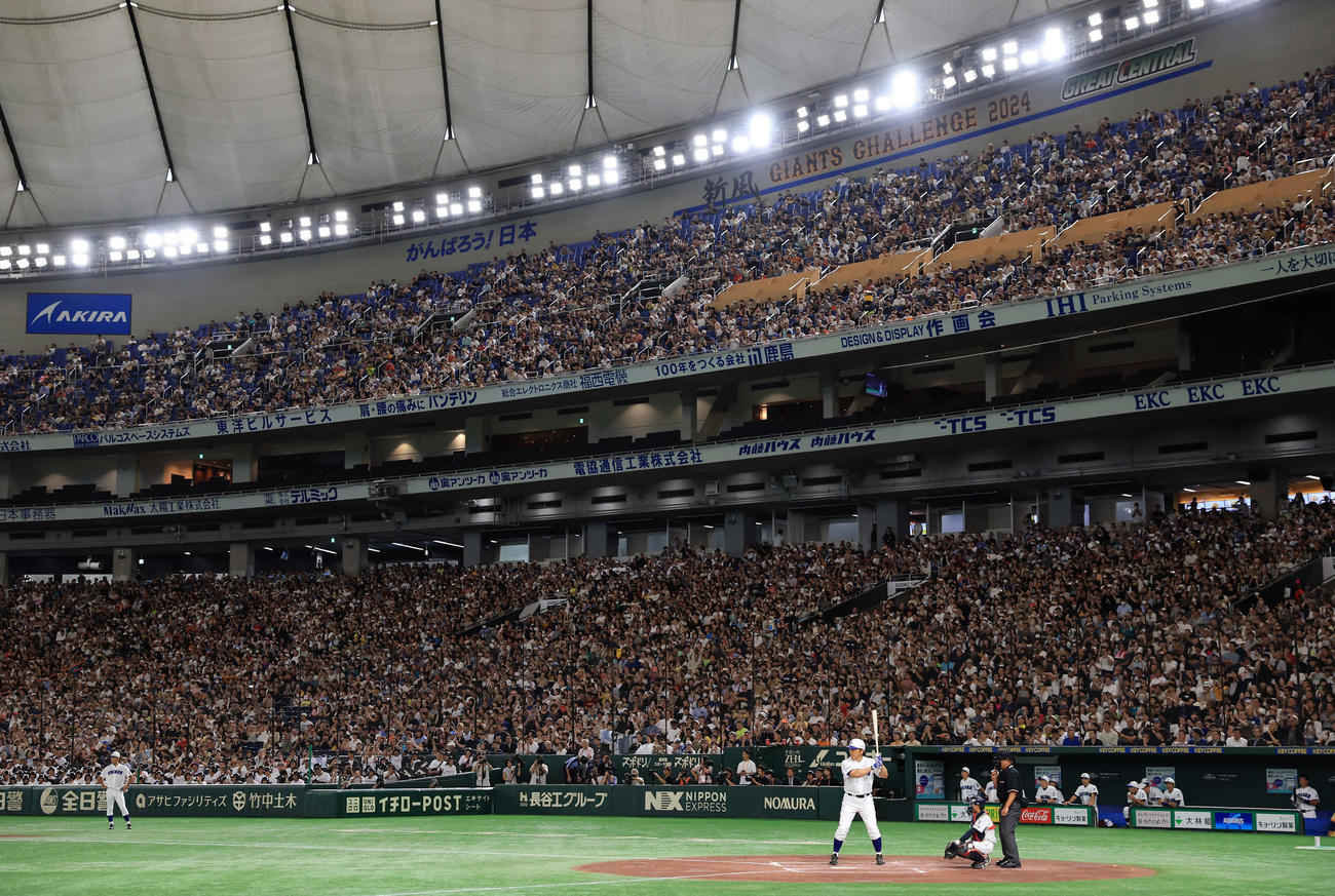 高校野球女子選抜対イチロー選抜　1回裏イチロー選抜無死満塁、満員のファンの中、打席に立つ松井秀喜氏（撮影・浅見桂子）