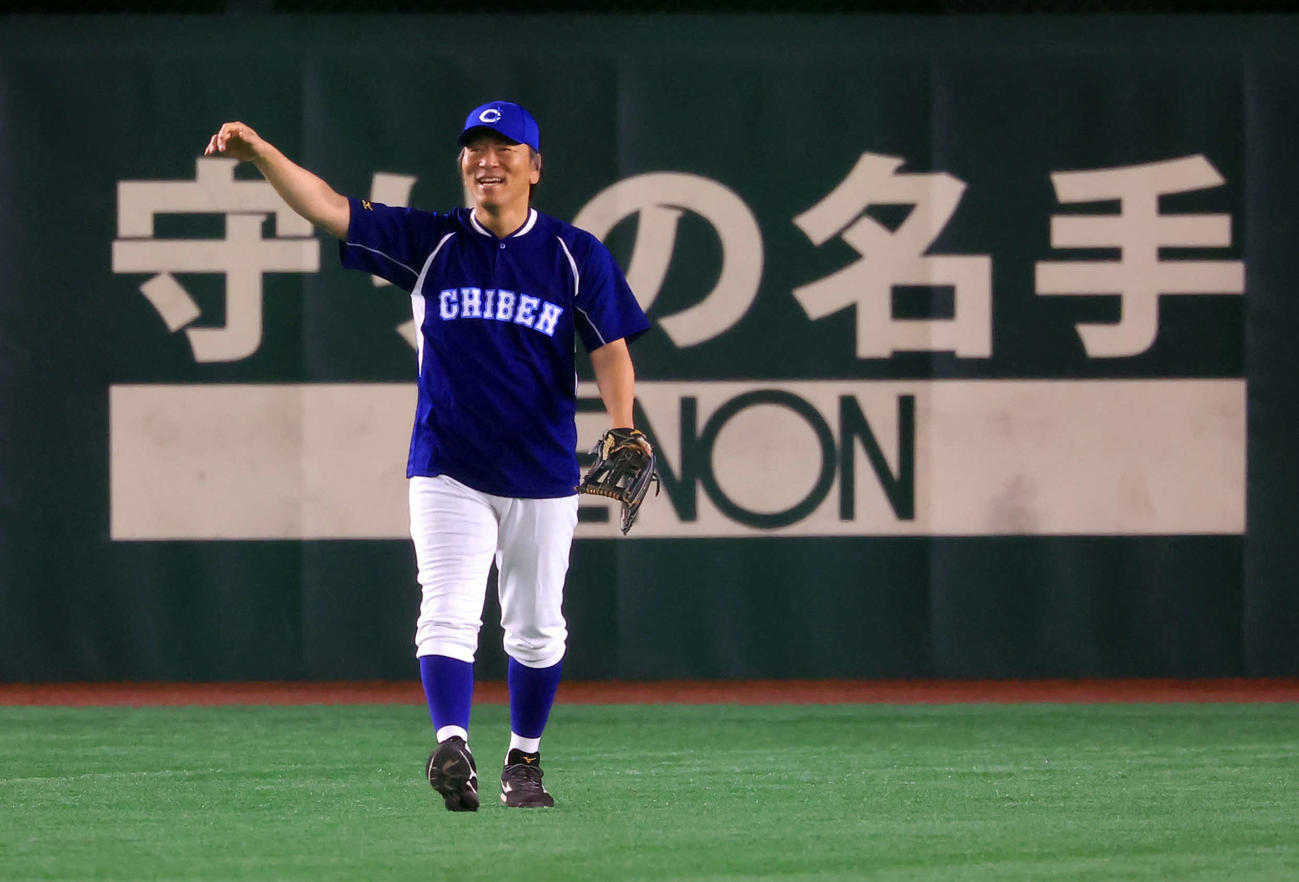 イチロー選抜対高校野球女子選抜　練習中、「守りの名手」の看板を背にセンター守備位置に入る松井秀喜氏（撮影・浅見桂子）