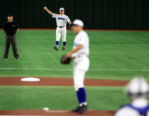 高校野球女子選抜対イチロー選抜　1回表高校女子選抜の攻撃で、マウンドに立つイチロー氏（手前）の奥で中堅手として守備に就く松井秀喜氏（撮影・浅見桂子）