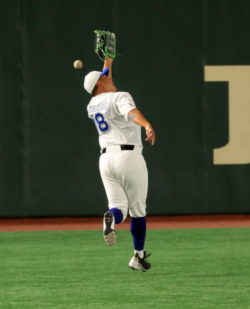 高校野球女子選抜対イチロー選抜　1回表高校野球女子選抜1死、井戸の打球を追った松坂大輔氏だが捕れず二塁打にする（撮影・浅見桂子）