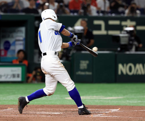 高校野球女子選抜対イチロー選抜　4回裏イチロー選抜無死、イチロー氏は右中間二塁打を放つ（撮影・浅見桂子）