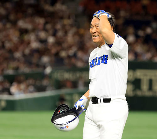 高校野球女子選抜対イチロー選抜　4回裏イチロー選抜1死一塁、松井秀喜氏は安打を放ち、代走を送られ笑顔でベンチに戻る（撮影・浅見桂子）
