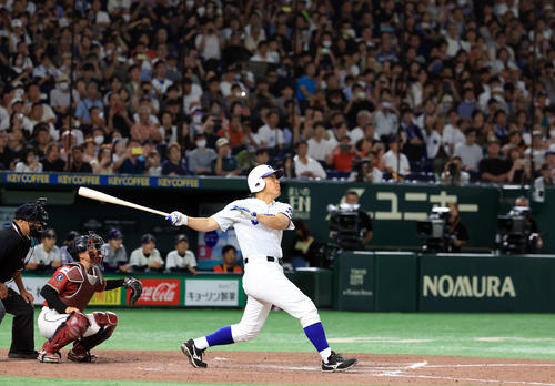高校野球女子選抜対イチロー選抜　8回裏イチロー選抜2死一、三塁、松井秀喜氏は右越え3点本塁打を放つ（撮影・浅見桂子）