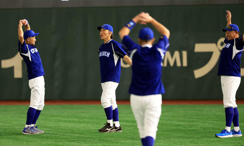 イチロー選抜対高校野球女子選抜　練習中、談笑するイチロー氏（左）、松井秀喜氏（中央）、松坂大輔氏（撮影・浅見桂子）