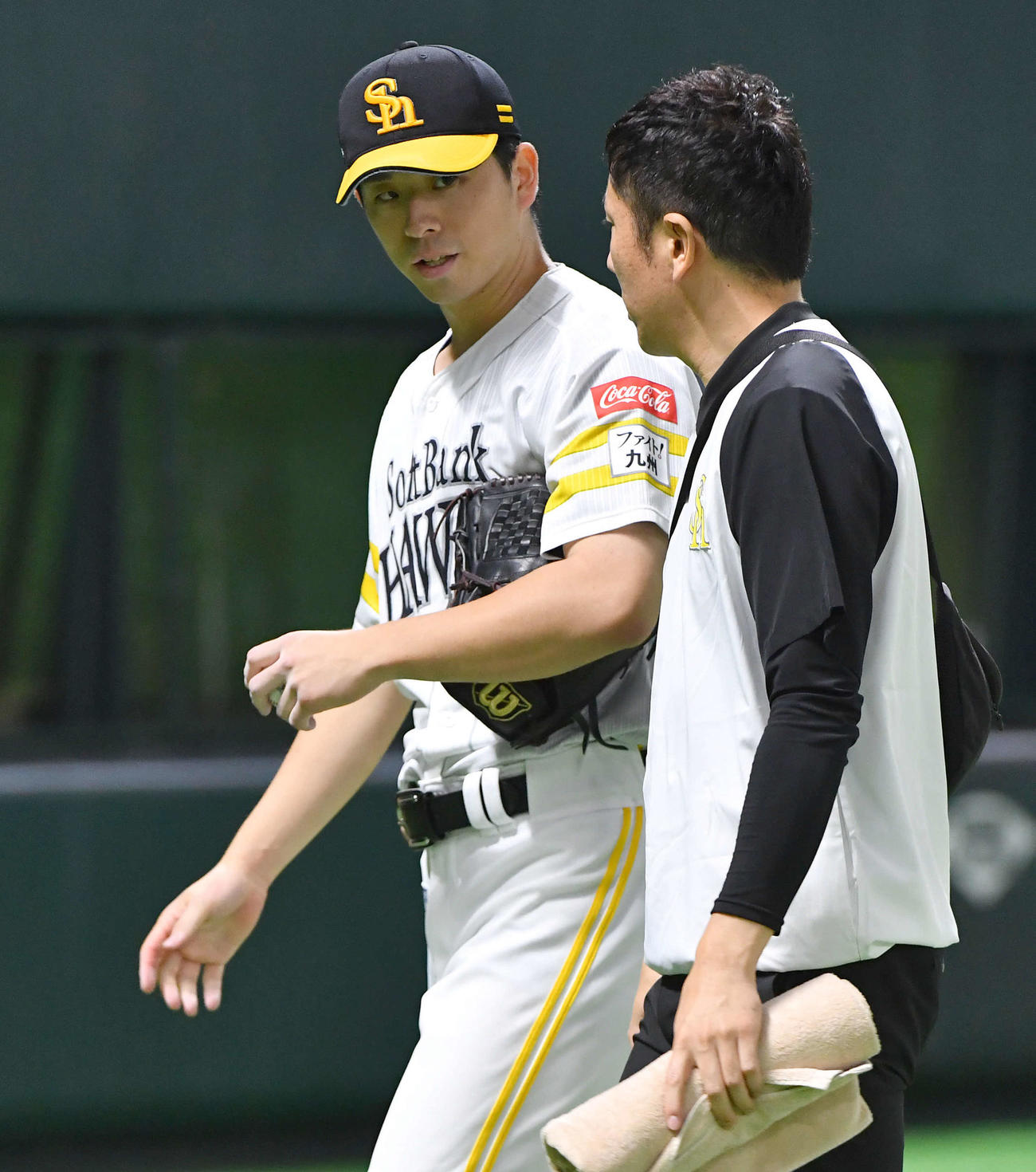 24年9月18日　ソフトバンク対日本ハム　6回表開始前、トレーナーとベンチへ戻る大関（撮影・岩下翔太）