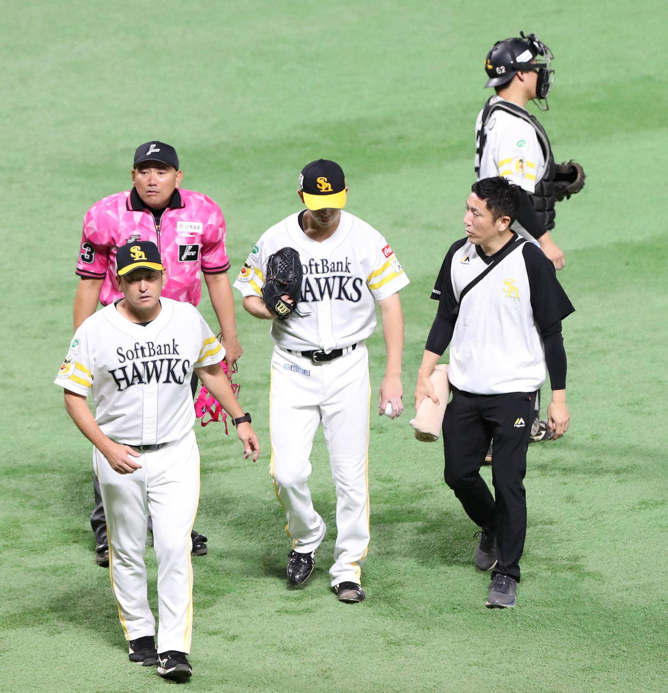 24年9月18日　ソフトバンク対日本ハム　6回表日本ハム、降板する大関（中央）（撮影・鬼束羽瑠菜）