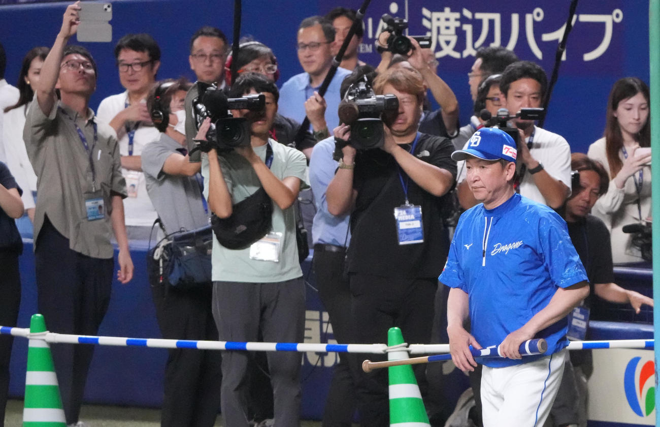 グラウンドに姿を見せる立浪監督（手前）（撮影・森本幸一）