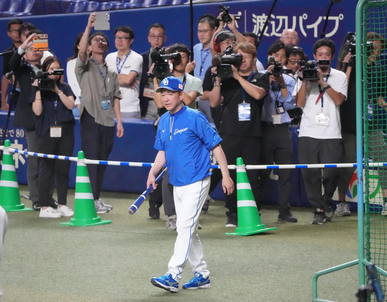グラウンドに姿を見せる立浪監督（手前）（撮影・森本幸一）