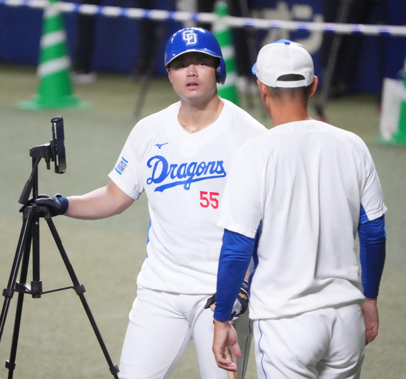 和田打撃コーチと言葉を交わす細川（左）（撮影・森本幸一）