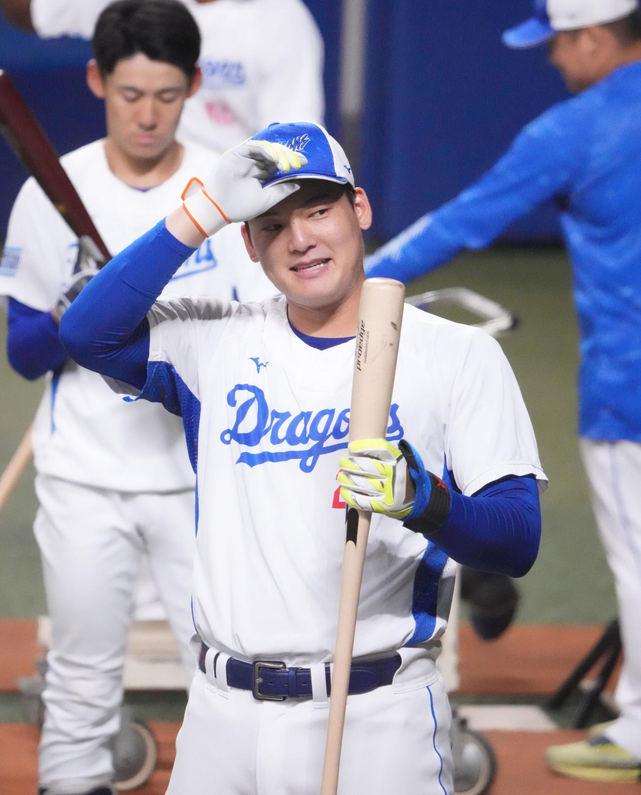 細川のバットを手に打撃練習をする石川昂（撮影・森本幸一）