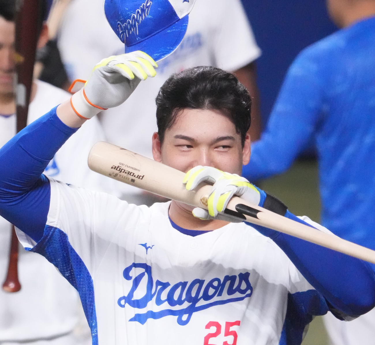 細川のバットを手に打撃練習をする石川昂（撮影・森本幸一）