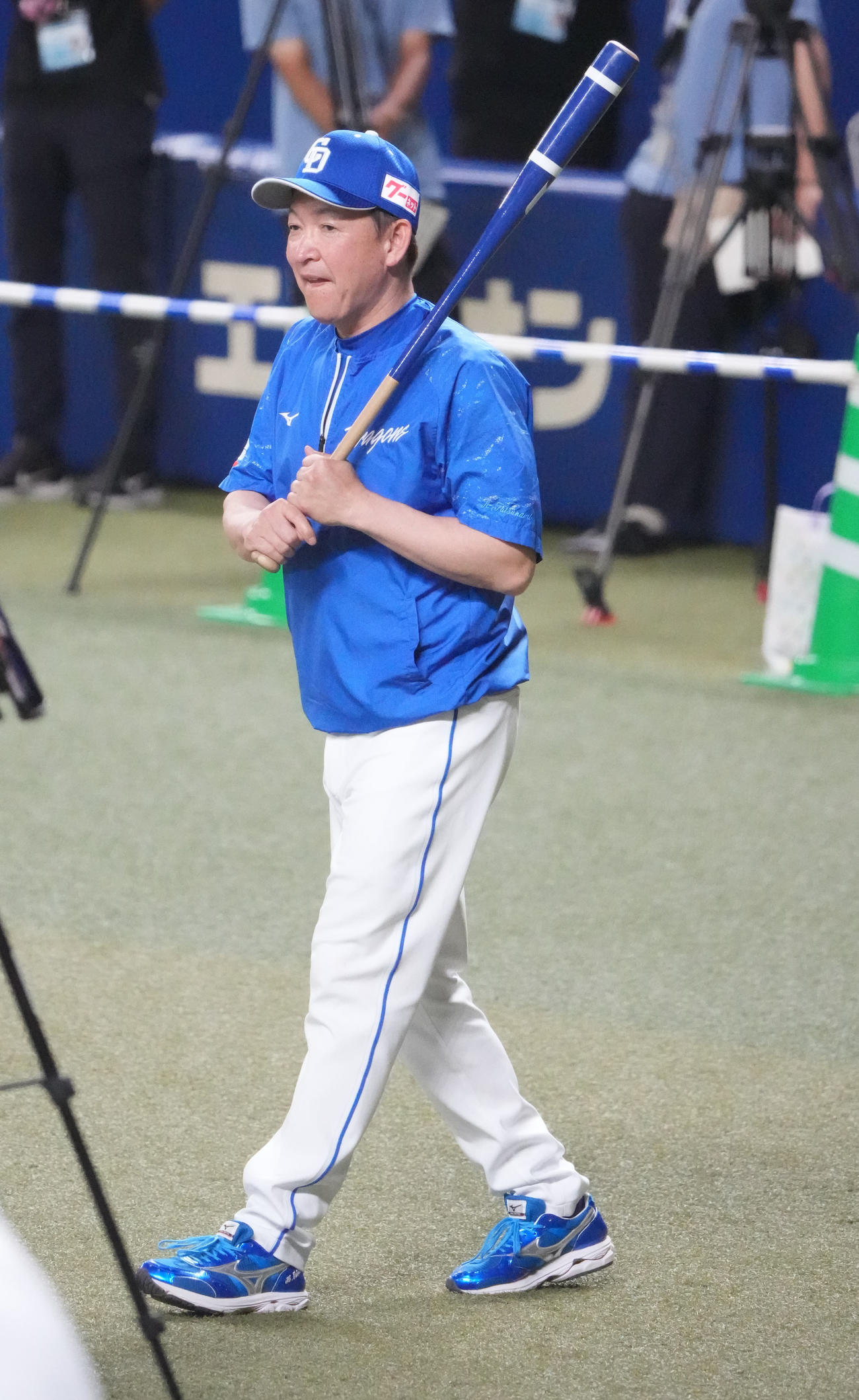 バットを手にグラウンドに姿を見せる立浪監督（撮影・森本幸一）