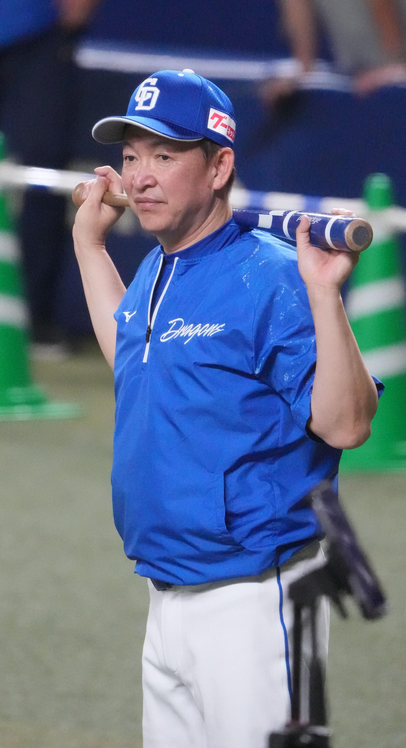 バットを手に練習を見つめる立浪監督（撮影・森本幸一）