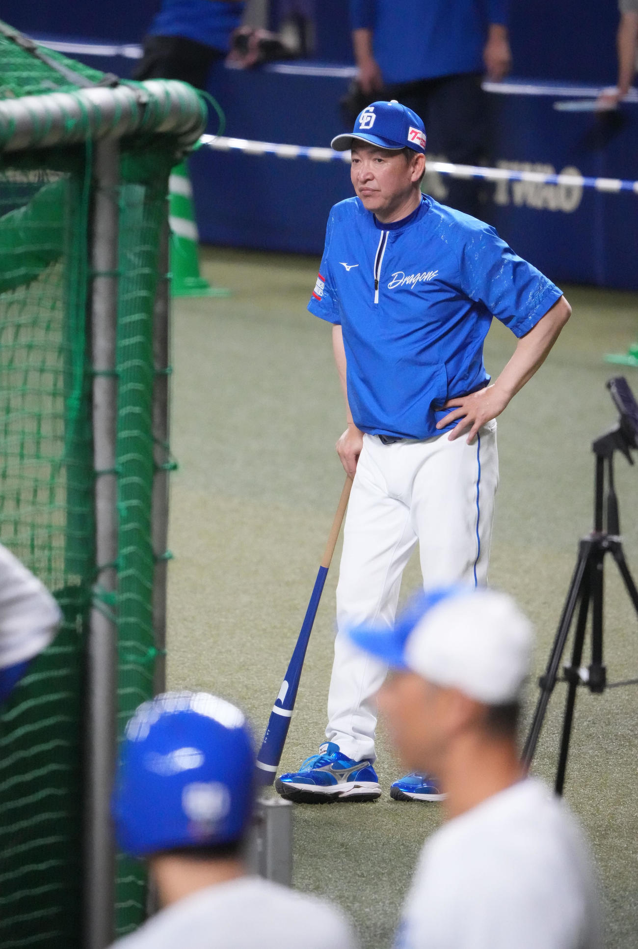 グラウンドに姿を見せ練習を見つめる立浪監督（撮影・森本幸一）