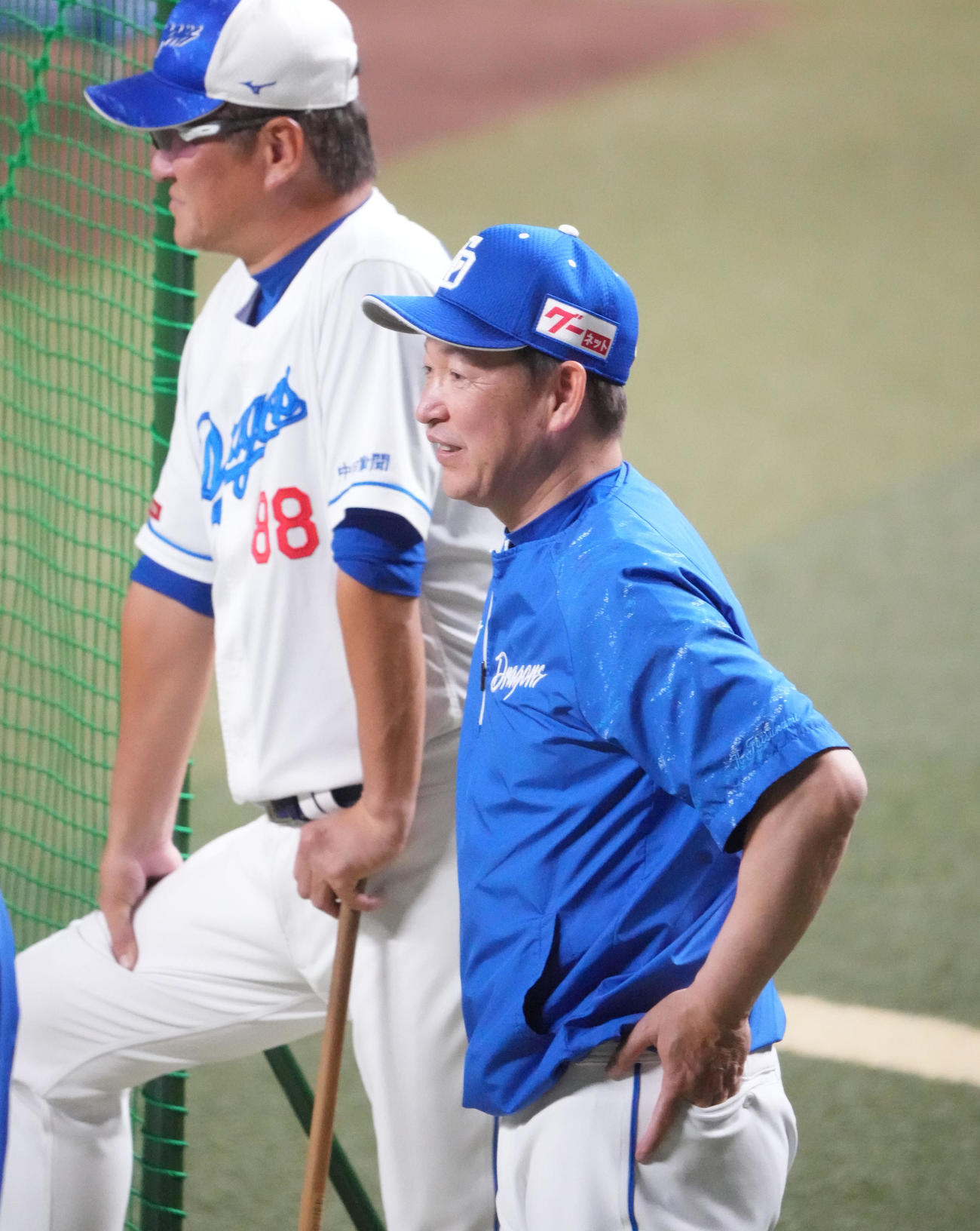 練習を見つめる、左から片岡篤史ヘッドコーチ、立浪和義監督（撮影・森本幸一）