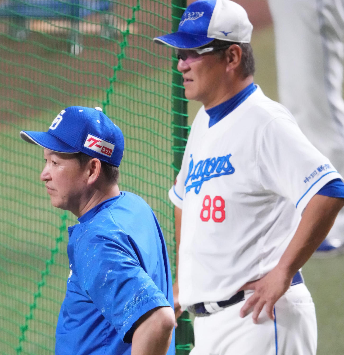 練習を見つめる左から立浪監督、片岡ヘッドコーチ（撮影・森本幸一）