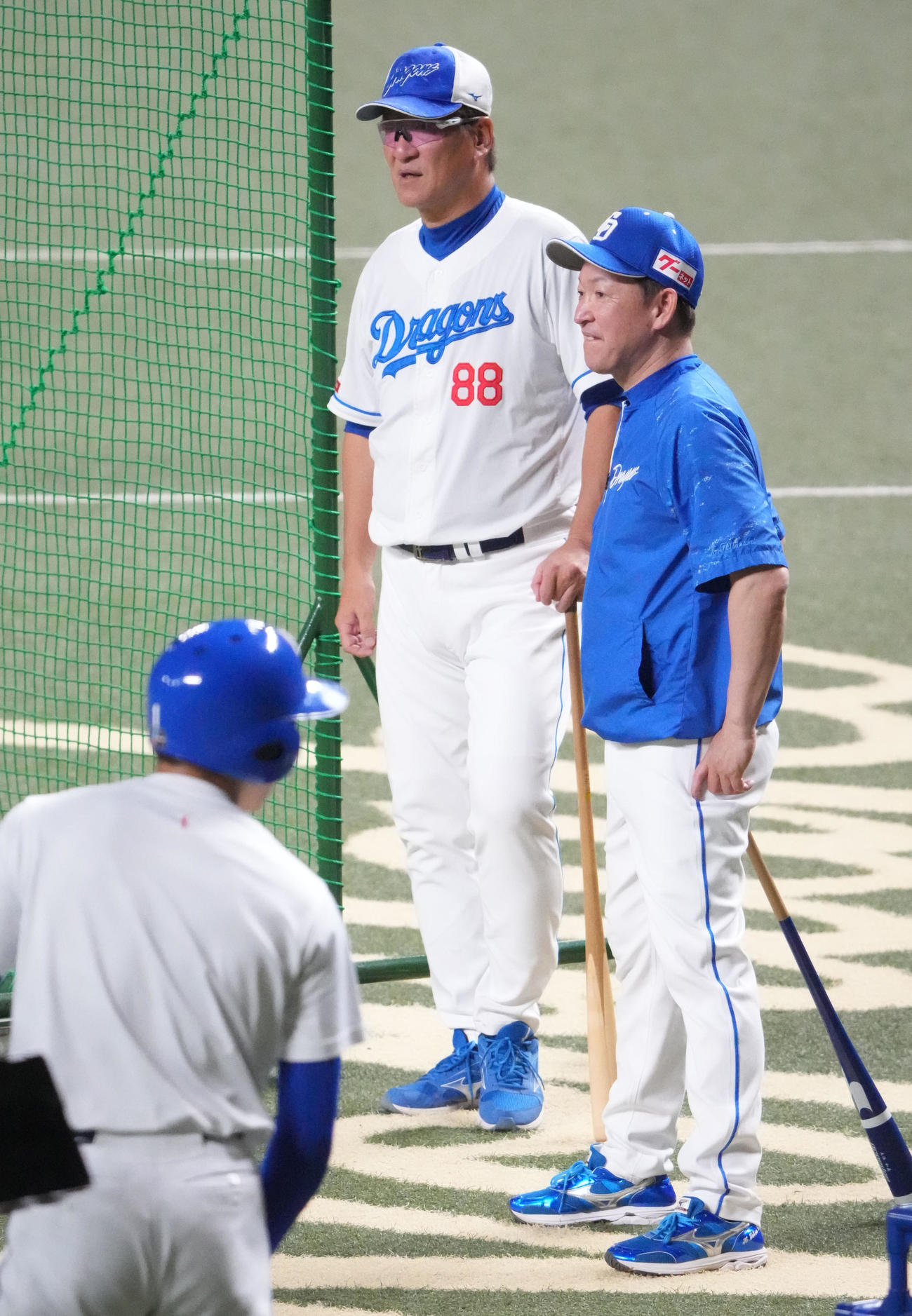 練習を見つめる立浪監督（右）（撮影・森本幸一）