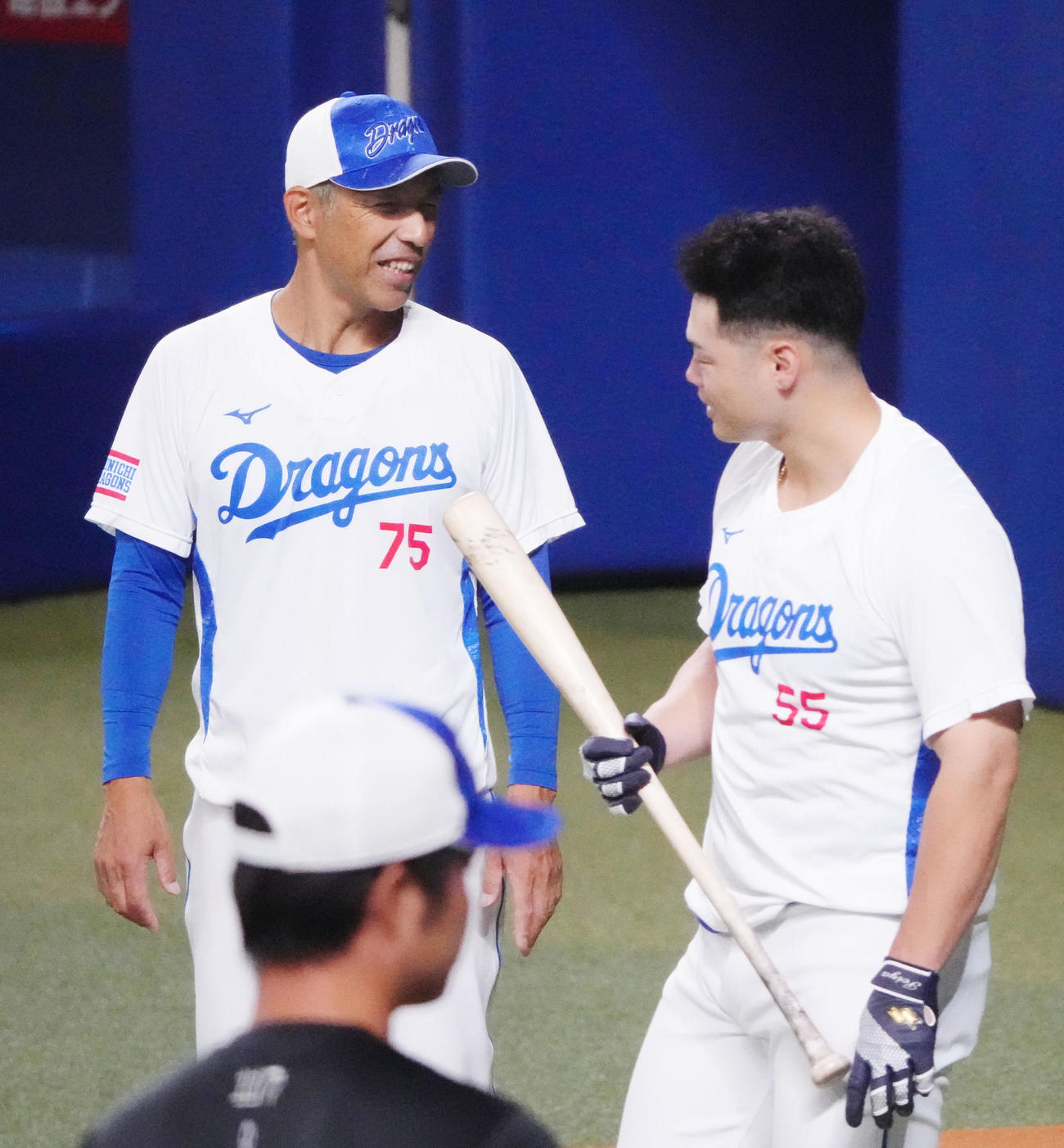 細川と言葉を交わす和田打撃コーチ（左）（撮影・森本幸一）
