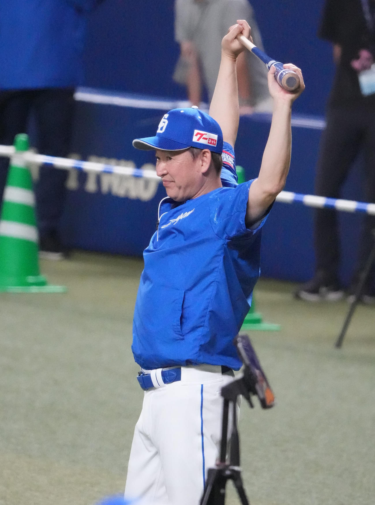 バットを手に背伸びをする立浪監督（撮影・森本幸一）