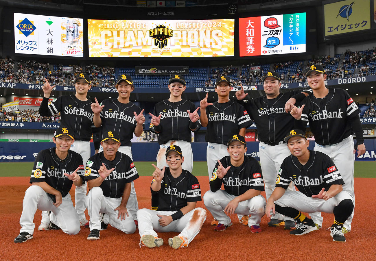 オリックス対ソフトバンク　リーグ優勝を決めて記念撮影する、後列左から川瀬、今宮、牧原大、仲田、山川、石塚、前列左から本多コーチ、奈良原ヘッドコーチ、栗原、野村勇、中村晃（撮影・岩下翔太）