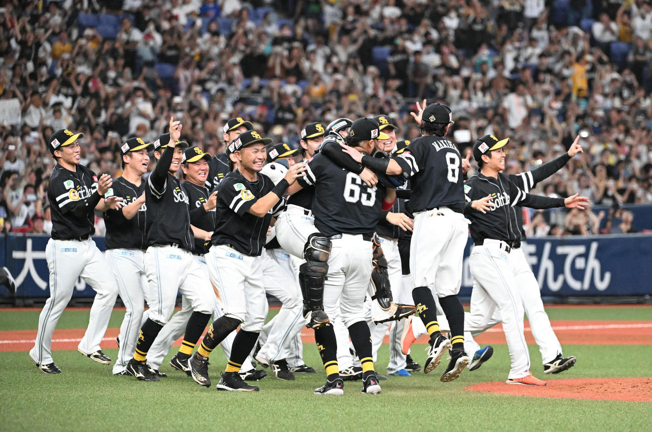 オリックス対ソフトバンク　リーグ優勝を果たしマウンドに集まるソフトバンクナイン（撮影・和賀正仁）