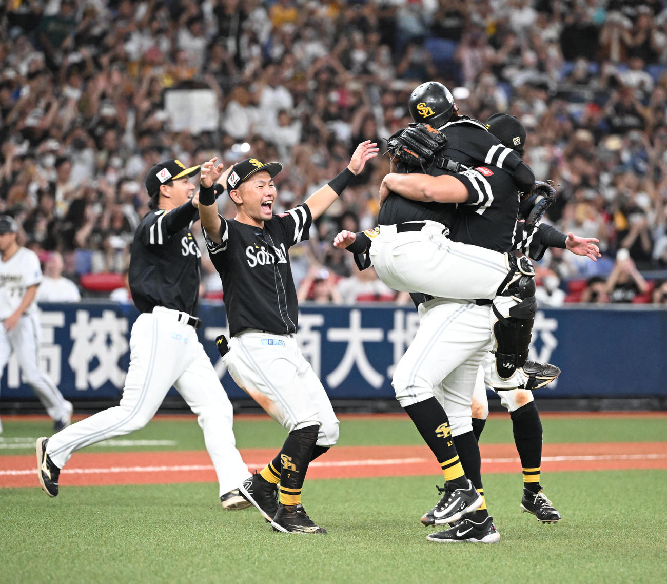 オリックス対ソフトバンク　リーグ優勝を果たしマウンドに集まるソフトバンクナイン（撮影・和賀正仁）