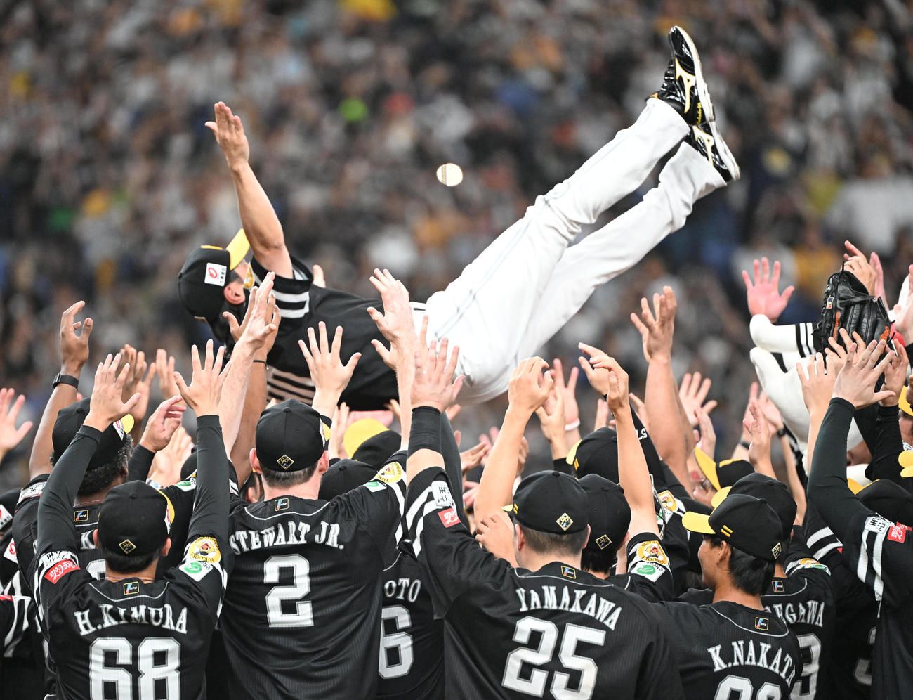 オリックス対ソフトバンク　4年振りリーグ優勝を飾りナインから胴上げされるソフトバンク小久保監督（撮影・和賀正仁）