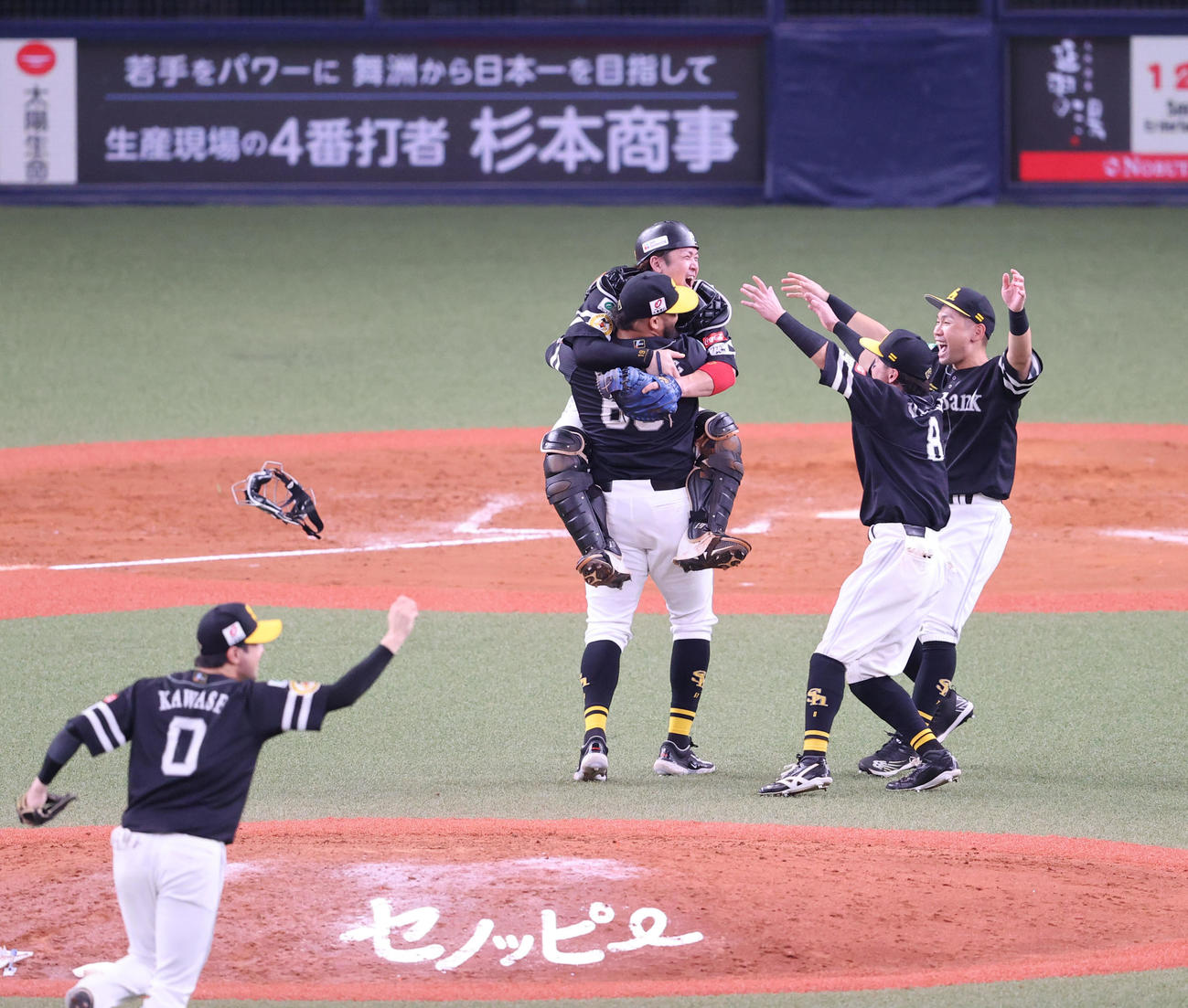 オリックス対ソフトバンク　リーグ優勝を飾ったソフトバンクナインは歓喜の表情（撮影・梅根麻紀）