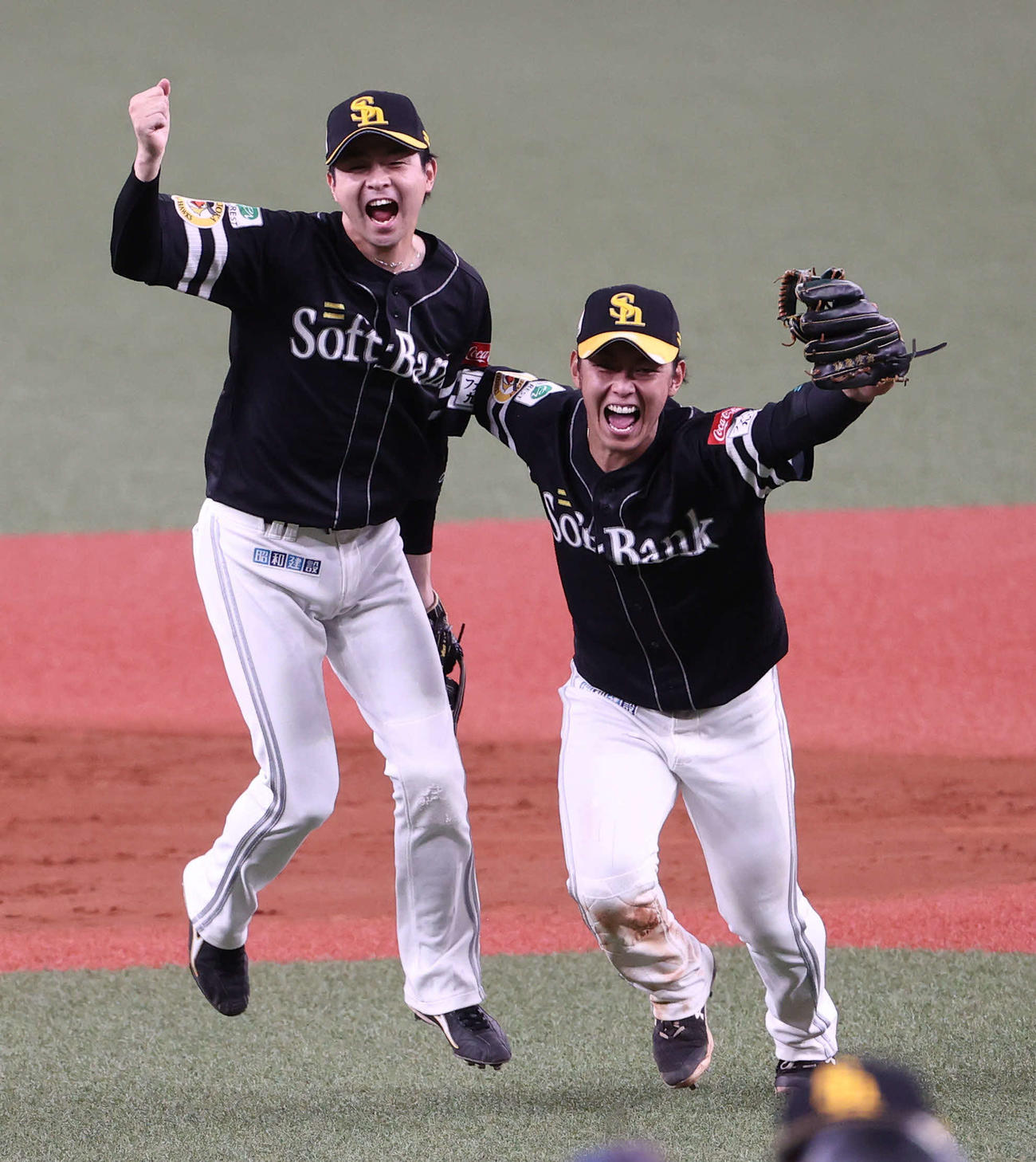 オリックス対ソフトバンク　優勝の瞬間今宮（右）は川瀬とともに歓喜の輪に飛び込む（撮影・西尾就之）
