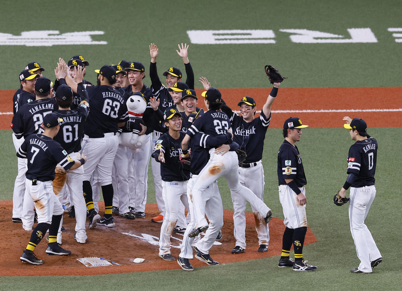 オリックス対ソフトバンク　リーグ優勝を決め、喜ぶソフトバンク今宮（中央）ら（撮影・藤尾明華）
