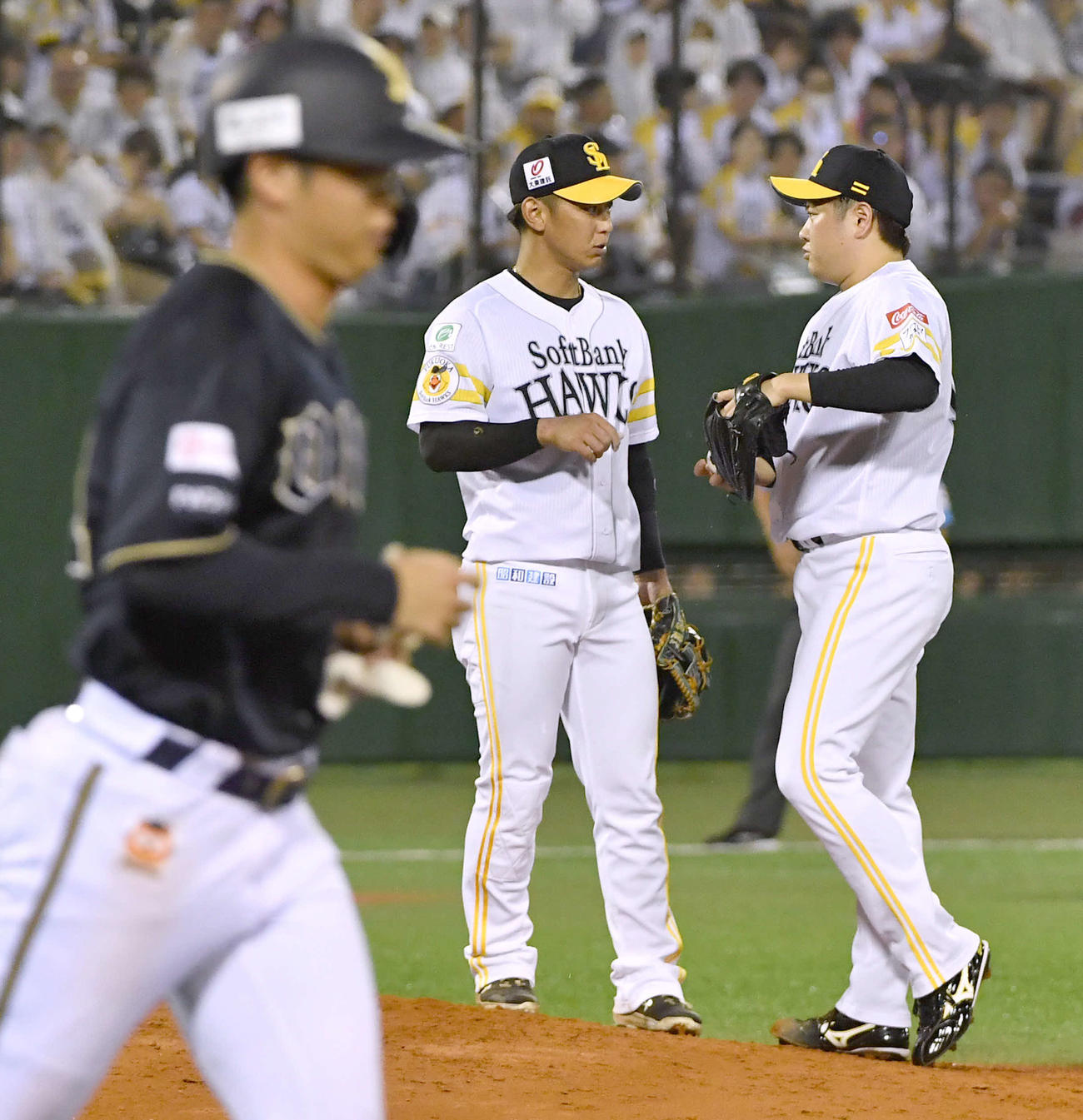 ソフトバンク対オリックス　7回表オリックス2死満塁、太田（手前）に勝ち越しとなる押し出し四球を与え、今宮（左）から声をかけられる津森（2024年8月28日）