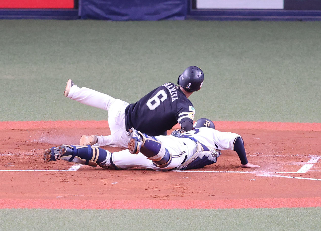 オリックス対ソフトバンク　1回表ソフトバンク2死一、二塁、中村晃の右前先制適時打で生還する今宮（撮影・梅根麻紀）