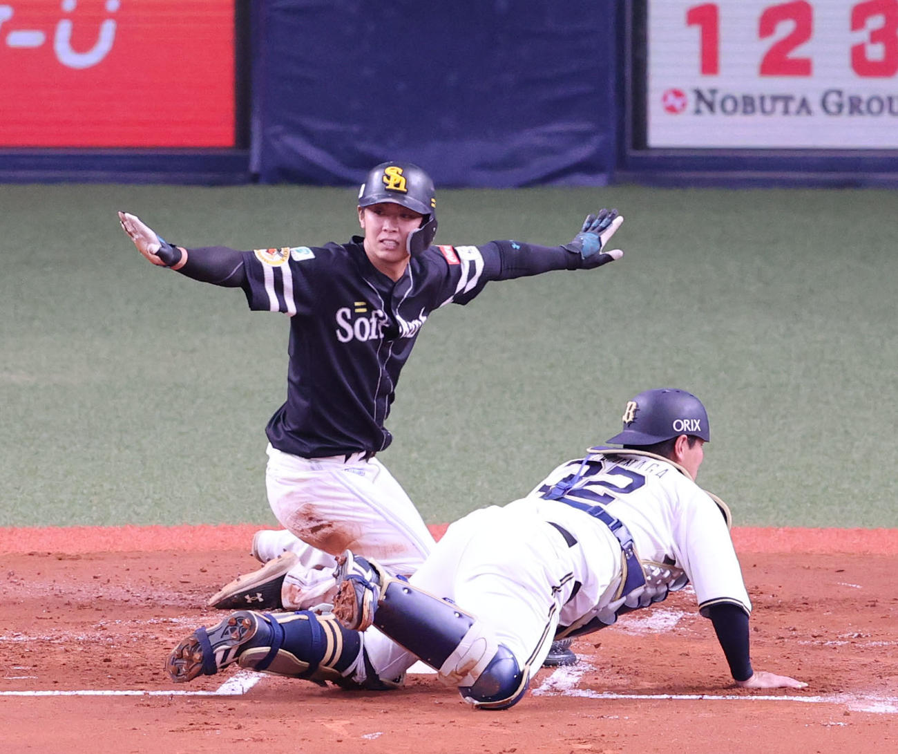 オリックス対ソフトバンク　1回表ソフトバンク2死一、二塁、中村晃の右前先制適時打で生還する今宮（撮影・梅根麻紀）