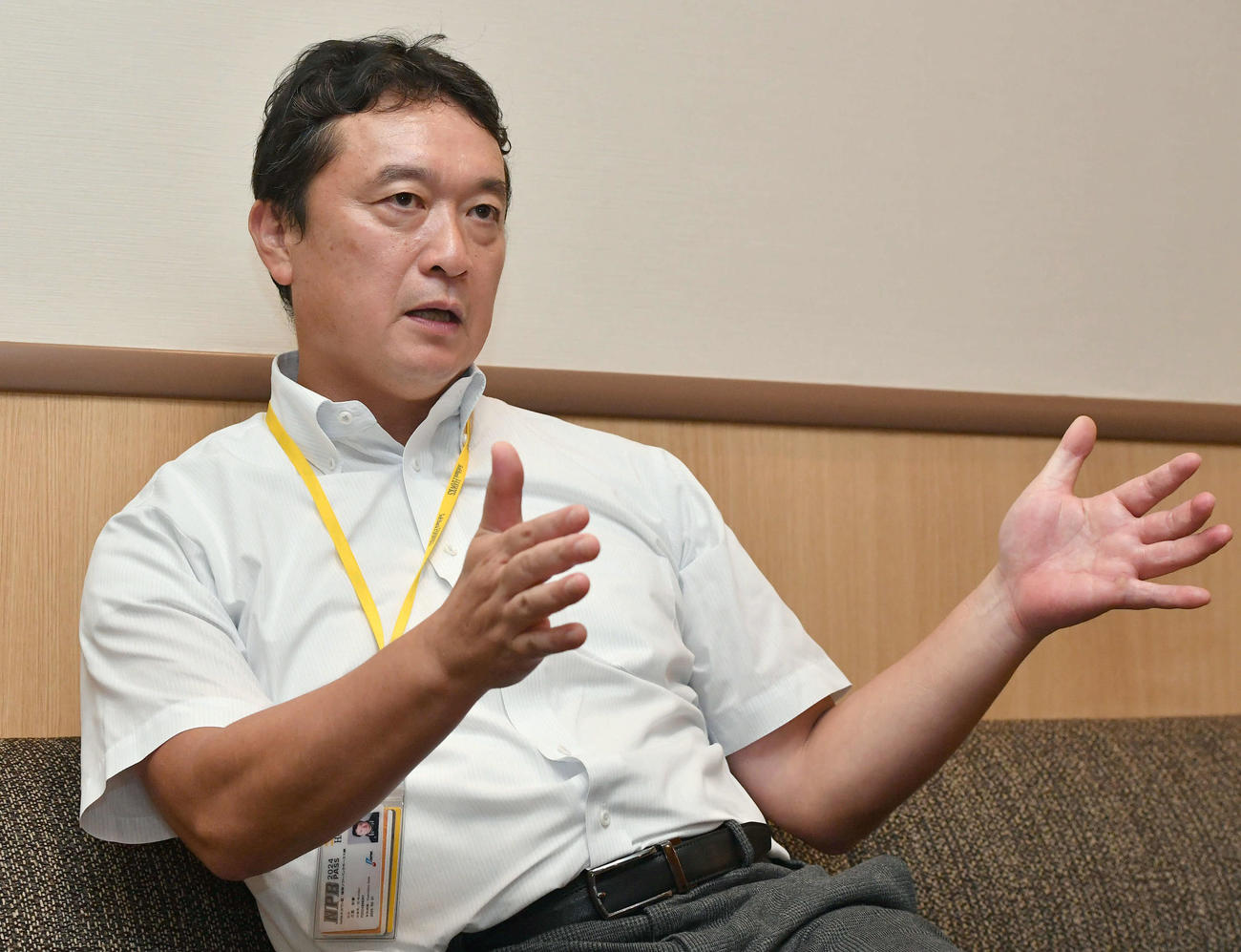 インタビューに答えるソフトバンク三笠取締役GM（撮影・岩下翔太）