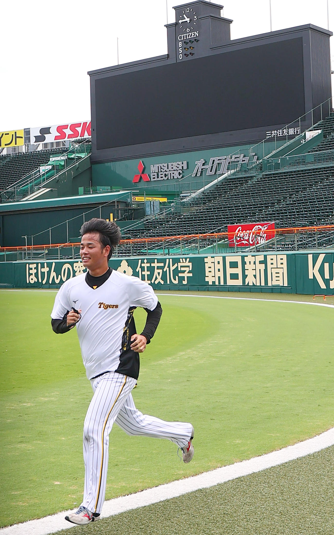 甲子園球場でランニングする阪神高橋（撮影・上山淳一）
