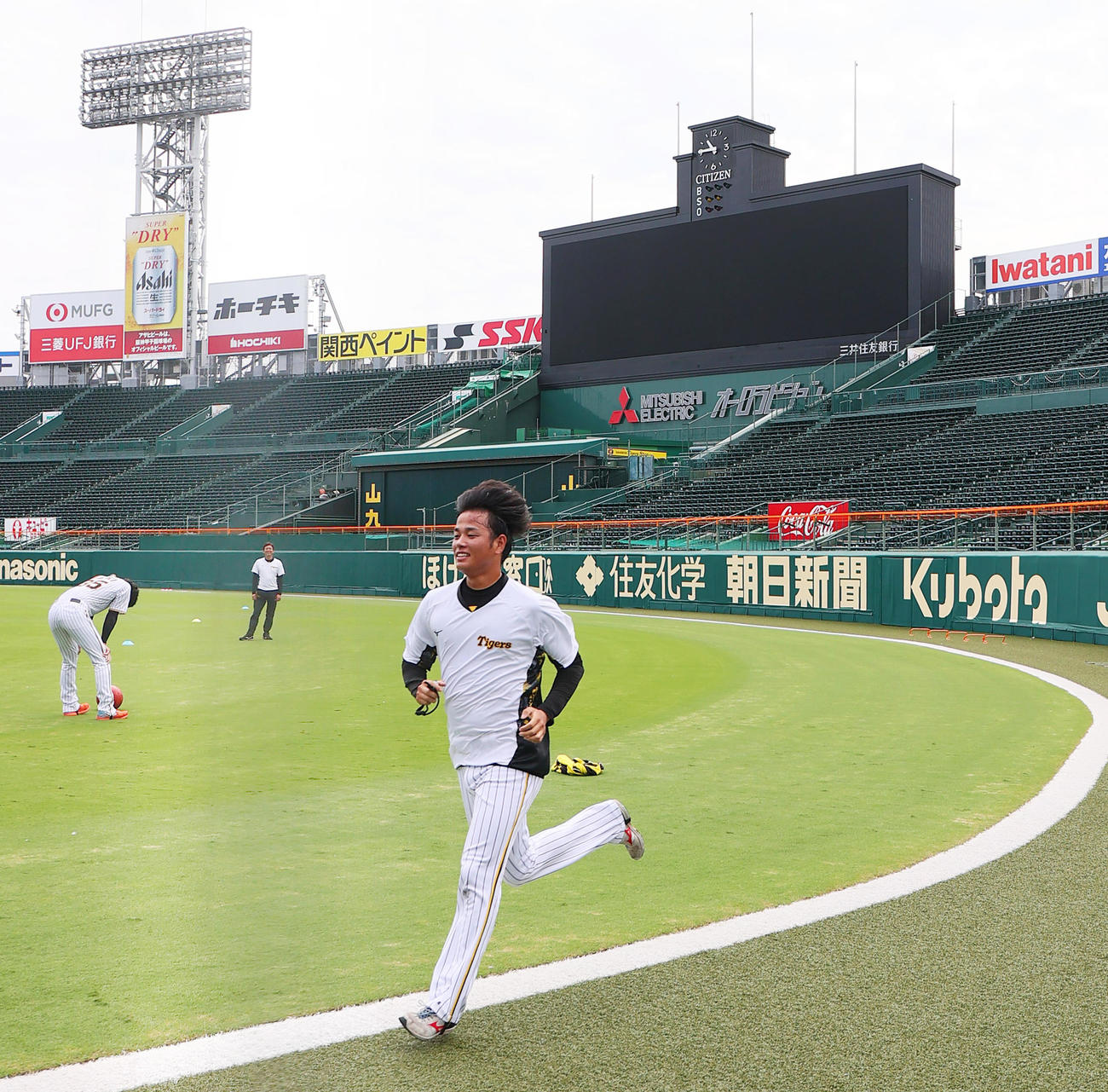 甲子園球場でランニングする阪神高橋（撮影・上山淳一）
